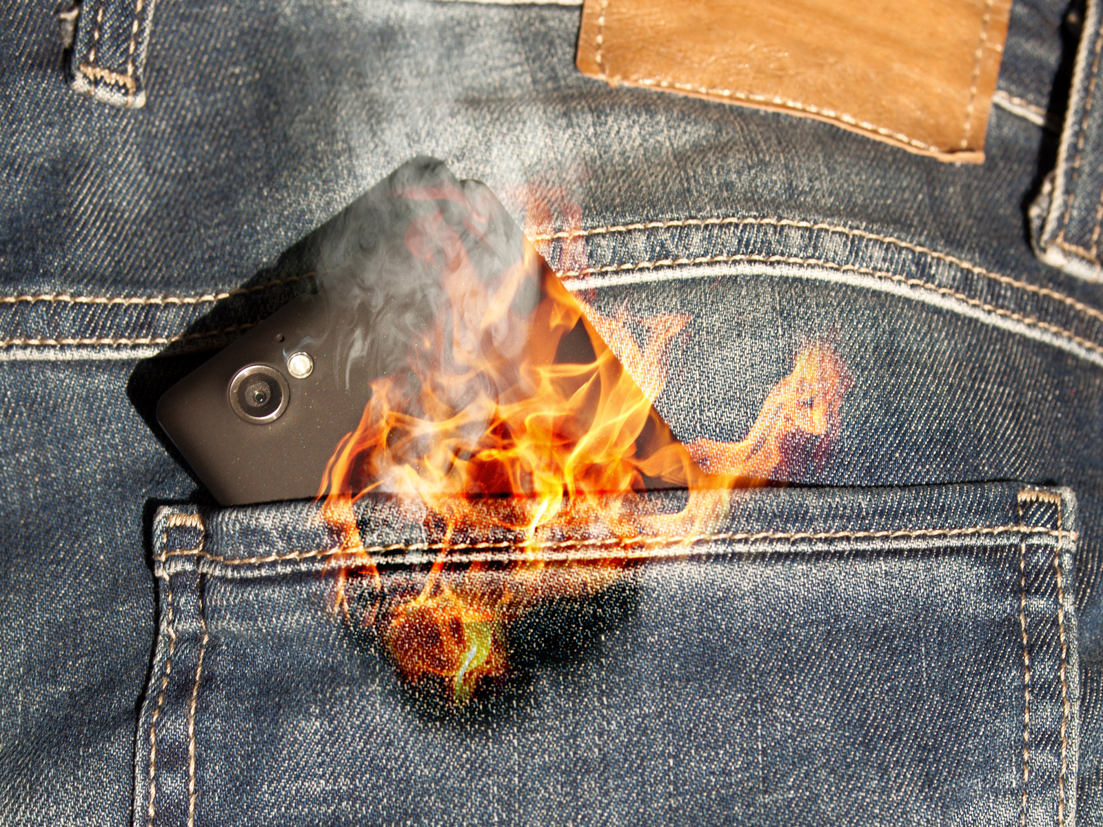 Открой горячий экран. Возгорание аккумулятора телефона. Горящий телефон. Телефон горит. Взрыв телефона в кармане.